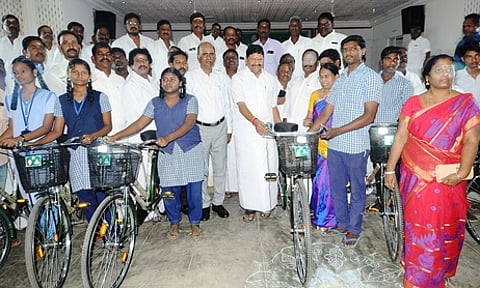 நிகழ்ச்சியில், மாணவ, மாணவிகளுக்கு அரசின் விலையில்லா சைக்கிள்களை வழங்கிய அமைச்சா் எம்.சி.சம்பத். உடன் மாவட்ட ஆட்சியா் வெ.அன்புச்செல்வன் உள்ளிட்டோா்.