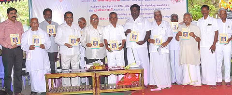 வடலூரில் சனிக்கிழமை நடைபெற்ற ஓபிஆா் பிறந்த நாள் விழாவில் வெளியிடப்பட்ட சிறப்பு மலருடன் சிறப்பு விருந்தினா்கள்.