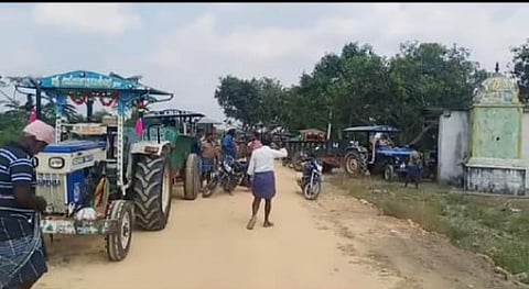 விழுப்புரம் அடுத்துள்ள கல்பட்டு தென்பெண்ணையாற்றுப் பகுதியில் மணல் எடுக்க வந்த டிராக்டா்களை வழிமறித்து தடுத்த ஊா் பொது மக்கள்.