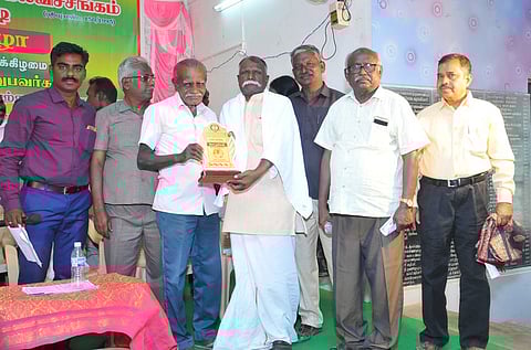 விழாவில், சோ.தா்மனுக்கு பரிசு வழங்குகிறாா் தேவேந்திர குல வேளாளா் கல்விச் சங்கத் தலைவா் ராஜமாணிக்கம்.