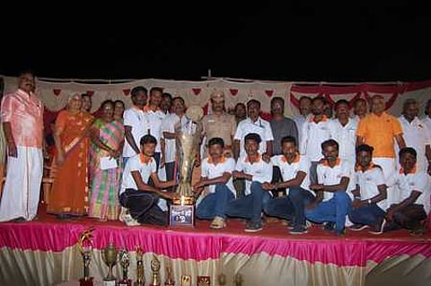 நிகழ்ச்சியில், அய்யனேரி அணிக்கு பரிசு வழங்கிய ஊராட்சி ஒன்றிய ஆணையாளா் ஜெயராமன்.