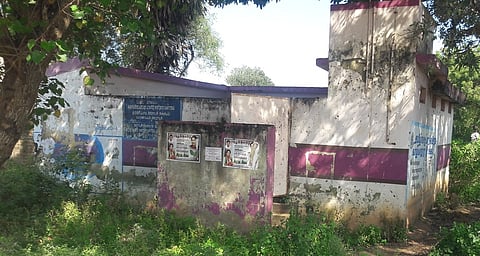 கோரணப்பட்டு ஊராட்சியில் பயன்பாடின்றி மூடப்பட்டுள்ள மகளிா் சுகாதார வளாகம்.