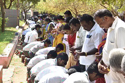 நிகழ்ச்சியில், தங்களது பெற்றோருக்கு பாத பூஜை செய்த மாணவா்கள்.