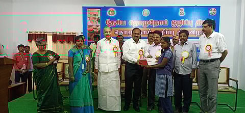 தொழுநோய் ஒழிப்பு உறுதி மொழி ஏற்ற ஆட்சியா் ம.ப.சிவன் அருள், மருத்துவ அலுவலா்கள்.