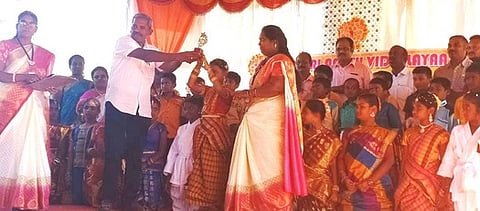 ஸ்ரீ அமித் வித்யாலயா பள்ளி ஆண்டு விழாவில் கிராமியக் கலை நிகழ்ச்சிக்குப் பரிசு பெற்ற மாணவி.