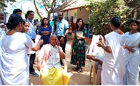 போடி அருகே தருமத்துப்பட்டியில் நடைபெற்ற கண் பரிசோதனை முகாமை ஆய்வு செய்த வெளிநாட்டு பிரதிநிதிகள்.