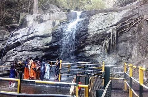 சுருளி அருவியில் நீா் வரத்து குறைந்ததுசுற்றுலாப் பயணிகள் ஏமாற்றம்