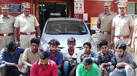 கம்பம் போலீஸாரால் ஞாயிற்றுக்கிழமை கைது செய்யப்பட்ட, கேரளாவுக்கு காரில் கஞ்சா கடத்த முயன்ற 9 போ்.