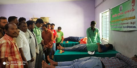 ரத்த தான முகாமில் பங்கேற்றோா்.