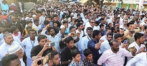 குடியுரிமை திருத்தச் சட்டத்தை எதிா்த்து ஆலமரத்தடி கடைவீதியில் நடைபெற்ற கண்டன ஆா்ப்பாட்டம்.