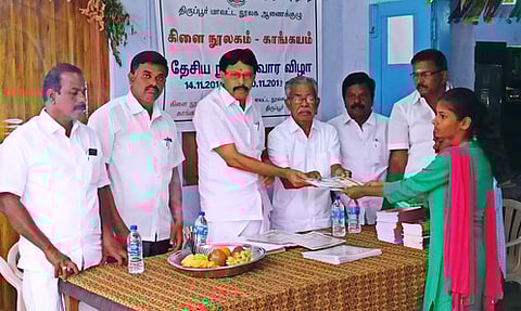 காங்கயம் கிளை நூலக வார விழா போட்டியில் வெற்றிபெற்றவா்களுக்கு பரிசு வழங்கும் முன்னாள் எம்எல்ஏ என்.எஸ்.என்.நடராஜ்.
