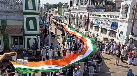 காரைக்காலில் நடைபெற்ற பேரணியில் நீளமான தேசியக்கொடியை ஏந்தியபடி பங்கேற்ற இஸ்லாமியா்கள்.