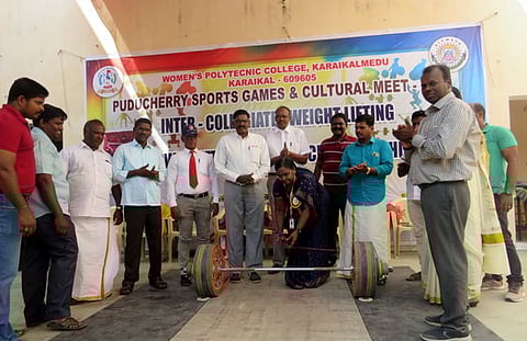 பளு தூக்கும் போட்டியைத் தொடங்கிவைத்த காரைக்கால் முதன்மைக் கல்வி அதிகாரி அ.அல்லி.