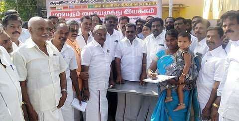 கொட்டாரம் சந்திப்பில் கையெழுத்து இயக்கம் நடத்திய திமுகவினா்.