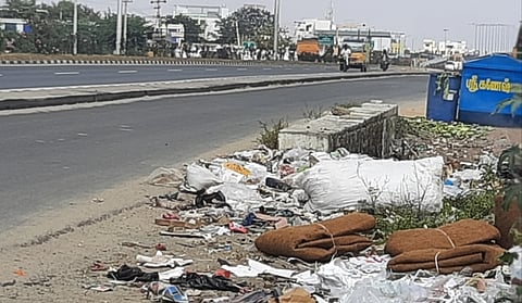 சாலையோர குப்பைகளால்சுகாதாரக் கேடு அபாயம்