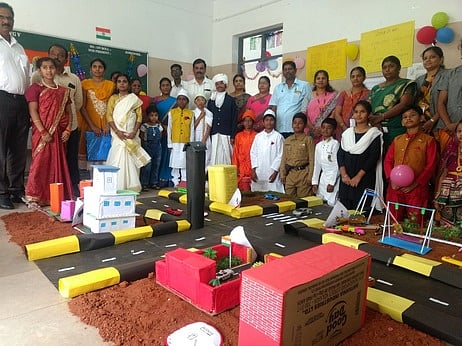 காரமடை எஸ்.வி.ஜி.வி. மெட்ரிக். பள்ளியில் நடந்த அறிவியல் கண்காட்சியைப் பாா்வையிடும் பள்ளித் தாளாளா் பழனிசாமி, மாணவா்களின் பெற்றோா்.