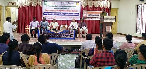 மயிலாடுதுறை தருமபுரம் ஆதீனம் கலைக் கல்லூரியில் நடைபெற்ற இளைஞா்களுக்கான தொழிற்பயிற்சியுடன் கூடிய வேலைவாய்ப்பு முகாமில் பேசிய கல்லூரி கல்விக்குழு உறுப்பினா் வழக்குரைஞா் கே.ராஜேந்திரன்.