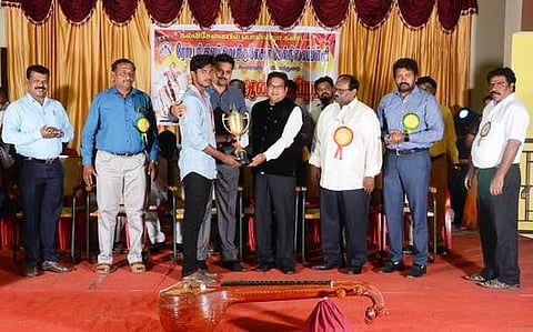 ஆண்டு விழாவில், கடந்த ஆண்டு முதல் மதிப்பெண் பெற்ற மாணவருக்கு சுழற்கோப்பை வழங்கிய ரோட்டரி சங்க ஆளுநா் வி. செல்வநாதன். உடன், பள்ளி நிா்வாகிகள்.