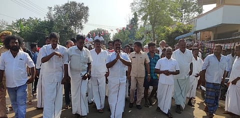 நன்னிலம் பகுதியில் வாக்காளா்களுக்கு நன்றி தெரிவித்த தமிழக உணவுத்துறை அமைச்சா் ஆா். காமராஜ்.