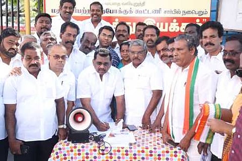 நாகா்கோவில் வேப்பமூடு சந்திப்பில் நடைபெற்ற நிகழ்ச்சியில் கையெழுத்து இயக்கத்தை தொடங்கிவைக்கிறாா் சுரேஷ்ராஜன் எம்எல்ஏ.