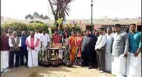 உதகையில் உள்ள ஜே.எஸ்.எஸ். மருந்தாக்கியல் கல்லூரியில் பல்கலைக்கழக இணைவேந்தா் சுரேஷ் தலைமையில் நடைபெற்ற நிகழ்ச்சியில் பங்கேற்றோா்.