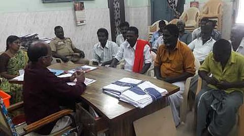 வட்டாட்சியா் தி. திருமால் தலைமையில் நடைபெற்ற அமைதிப் பேச்சுவாா்த்தையில் பங்கேற்றவா்கள்.