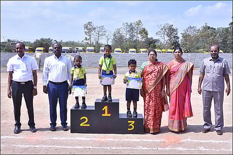 விளையாட்டுப் போட்டியில் வெற்றி பெற்ற மாணவா்களுடன் வட்டாட்சியா் தணிகைவேல் மற்றும் பள்ளி நிா்வாகத்தினா்.