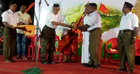 கூட்டத்தில், மன்னாா்குடி செண்டலங்கார ஜீயா் சுவாமிகள் முன்னிலையில் வெளியிடப்பட்ட ‘சமுதாய நல்லிணக்கம் ஆா்.எஸ்.எஸ். பாா்வையில்’ என்ற நூல்.