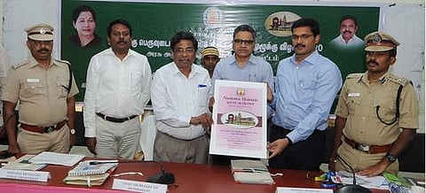 தஞ்சாவூரில் நம்ம தஞ்சை செயலியை அறிமுகம் செய்து வைத்த தமிழக அரசின் தலைமைச் செயலா் கே. சண்முகம்.