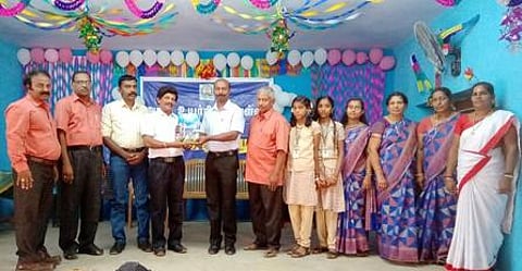 பள்ளி ஆண்டு விழா மலரை எழுத்தாளா் குமரி ஆதவன் வெளியிட, அதைப் பெற்றுக் கொள்கிறாா் ராஜேந்திரா சித்த மருத்துவமனை மருத்துவா் ராஜேந்திரன்.