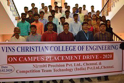 வளாகத் தோ்வில் பணி நியமன ஆணை பெற்ற மாணவா், மாணவிகள்.