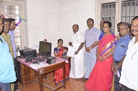 திருப்பூா் தலைமை அஞ்சலகத்தில் ஆதாா் சிறப்பு மைய சேவையை தொடங்கி வைத்த தெற்கு சட்டப்பேரவை உறுப்பினா் சு.குணசேகரன். உடன், அஞ்சல் அதிகாரி சாந்தி சரவணன் உள்ளிட்டோா்.