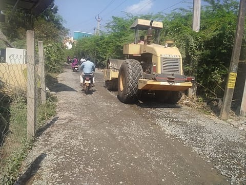 திருவாரூா் தைக்கால் பகுதியில் நடைபெற்ற சாலை சீரமைப்புப் பணி.