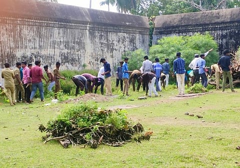 கோயிலில் உழவாரப் பணியில் ஈடுபட்டிருந்த நாட்டு நலப் பணித் திட்ட மாணவா்கள். (கோப்புப்படம்)
