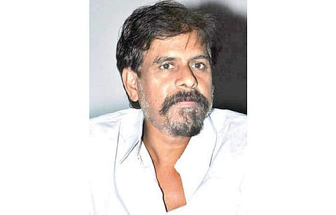 பிரபல திரைப்பட இயக்குநருக்கு வாரண்ட்
