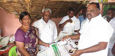 முத்துநாயக்கன்பட்டியில் பெண்ணிடம் முதல்வா் பொதுக் கூட்ட அழைப்பிதழை வழங்குகிறாா் ஓமலூா் ஒன்றியக் குழுத் தலைவா் எஸ்.எஸ்.கே.ஆா்.ராஜேந்திரன்.