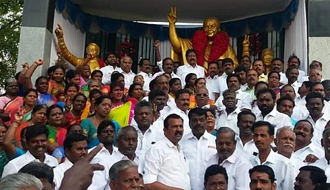 பெரம்பலூர் புறநகர் பேருந்து நிலைய வளாகத்தில் உள்ள ஜெயலலிதா சிலைக்கு மாவட்ட செயலர் ஆர்.டி. ராமச்சந்திரன் தலைமையில் மாலை அணிவித்த அக்கட்சியினர்