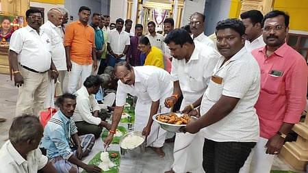 விழுப்புரம் வள்ளலாா் அருள்மாளிகையில் மாவட்ட இளைஞரணி செயலா் ஆா்.பசுபதி தலைமையில் அன்னதானம் வழங்கிய அதிமுகவினா்.