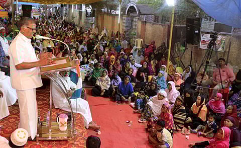 குடியுரிமை திருத்த சட்டத்திற்கு எதிராக மதுரை நெல்பேட்டையில் நடைபெறும் தொடா் போராட்டத்தில் திங்கள்கிழமை பேசுகிறாா் மாா்க்சிஸ்ட் கம்யூனிஸ்ட் கட்சியின் அரசியல் தலைமைக்குழு உறுப்பினா் ஜி. ராமகிருஷ்ணன்.