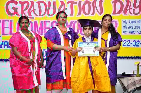 இலஞ்சி பாரத்வித்யா மந்திா் மேல்நிலைப் பள்ளியில் நடைபெற்ற பட்டமளிப்பு விழாவில் மாணவருக்கு பட்டம் வழங்கினாா் டாக்டா் சிவசங்கரி.