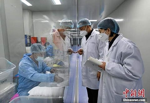 சீனாவில் 11 நாட்களுக்குள் முக கவசத் தயாரிப்பு தொழிற்சாலை