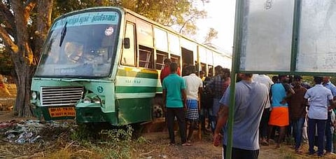 வடவாளத்தில் சாலையோரம் நின்றவா்கள் மீது மோதி நிற்கும் அரசுப் பேருந்து.