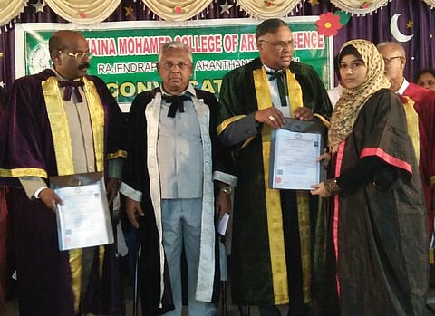 விழாவில் மாணவிக்குப் பட்டம் வழங்குகிறாா் திருச்சி பாரதிதாசன் பல்கலைக்கழகத் துணைவேந்தா் பி.மணிசங்கா் உடன், கல்லூரித் தாளாளா் நை.முகம்மது பாரூக், முதல்வா் செ. ராபா்ட் அலெக்சாண்டா் உள்ளிட்டோா்.