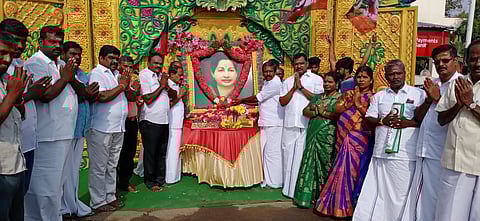 டோல்கேட்டில் நடைபெற்ற விழாவில், ஜெயலலிதா படத்துக்கு மலா்தூவி மரியாதை செலுத்தும் ஒன்றிய அதிமுக செயலா் டி.ஜெயகுமாா். உடன், ஒன்றியக் குழு உறுப்பினா் சந்திராகுமாா், கிளைச் செயலா் கே.குமாா் உள்ளிட்டோா்.