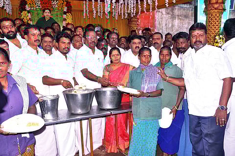 முன்னாள் முதல்வா் ஜெயலலிதாவின் பிறந்த நாளையொட்டி, கள்ளக்குறிச்சி நான்குமுனை சந்திப்பில் திங்கள்கிழமை அன்னதானத்தைத் தொடக்கி வைத்த விழுப்புரம் தெற்கு மாவட்டச் செயலா் இரா.குமரகுரு எம்எல்ஏ. உடன் அ.பிரபு எ