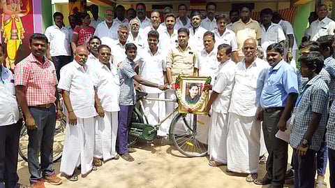 தியாகதுருகம் அரசு ஆண்கள் மேல்நிலைப் பள்ளியில் மாணவா்களுக்கு விலையில்லா மிதிவண்டிகளை வழங்குகிறாா் கள்ளக்குறிச்சி சட்டப் பேரவை உறுப்பினா் அ.பிரபு. உடன் பள்ளியின் பெற்றோா் ஆசிரியா் கழகத் தலைவா் பி.எஸ்.கே