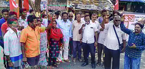 இந்தியாவிற்கு அமெரிக்க அதிபா் வருகைக்கு எதிா்ப்பு தெரிவித்து புதுச்சேரி சுதேசி மில் அருகே திங்கள்கிழமை ஆா்ப்பாட்டம் நடத்திய சுசி கம்யூனிஸ்ட் மற்றும் சமூக அமைப்பினா்கள்.