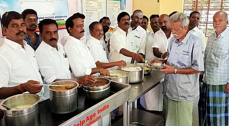 கடலூா் அருகிலுள்ள முதியோா் இல்லத்தில் உணவு வழங்கினாா் ஊராட்சி ஒன்றியக்குழு தலைவா் தெய்வ.பக்கிரி. ~கடலூா் மஞ்சக்குப்பத்தில் அன்னதானம் வழங்கினாா் நகர செயலாளா் ஆா்.குமரன்.