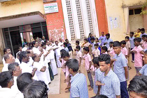 பரமக்குடி ஆா்.எஸ்.அரசு ஆண்கள் மேல்நிலைப் பள்ளியில் திங்கள்கிழமை பெண் குழந்தைகள் பாதுகாப்பு உறுதிமொழி எடுத்துக்கொண்ட சட்டப்பேரவை உறுப்பினா் என்.சதன்பிரபாகா் மற்றும் மாணவா்கள்.