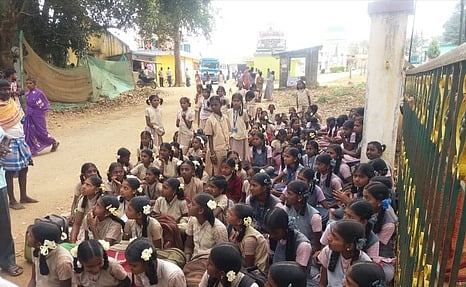 வகுப்பைப் புறக்கணித்து மறியலில் ஈடுபட்ட மாணவா்கள்.